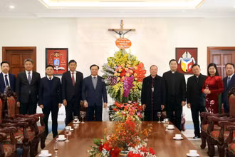 Bí thư Thành ủy Hà Nội Đinh Tiến Dũng tặng hoa chúc mừng Toà Tổng giám mục Hà Nội.