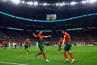 Cristiano Ronaldo và Bruno Fernandes ăn mừng bàn thắng mở tỷ số trong trận gặp Uruguay. (Ảnh: Reuters)