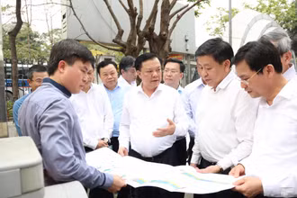 Bí thư Thành ủy Hà Nội kiểm tra thực địa dự án đường Vành đai 1 tại quận Đống Đa.