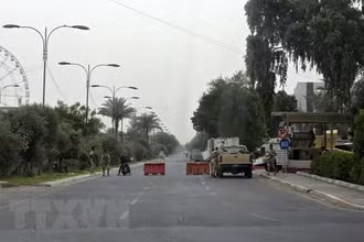 Lực lượng an ninh Iraq gác gần vùng Xanh ở thủ đô Baghdad ngày 31/10/2021. (Ảnh: AFP/TTXVN) 