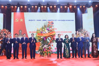 Thường trực Thành ủy Hà Nội tặng hoa chúc mừng quận Hoàng Mai.