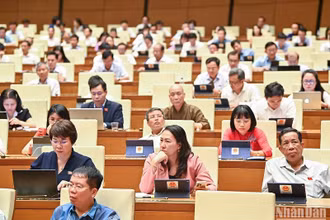 Các đại biểu Quốc hội dự một phiên thảo luận ở Hội trường Diên Hồng tại Kỳ họp thứ 5, Quốc hội khóa XV. (Ảnh: DUY LINH)