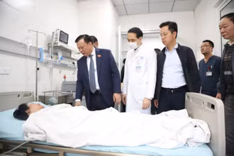 Bí thư Thành ủy Hà Nội Đinh Tiến Dũng thăm hỏi nạn nhân vụ cháy tại phố Hàng Lược.