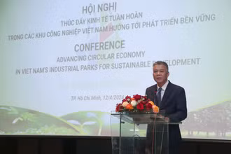 Ông Lê Thành Quân, Vụ trưởng Vụ Quản lý các khu kinh tế, Bộ Kế hoạch và Đầu tư phát biểu tại hội nghị.