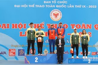 Ban Tổ chức trao Huy chương cho các vận động viên nội dung đôi nam nữ.
