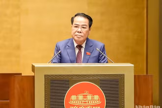 Trưởng Ban Dân nguyện thuộc Ủy ban Thường vụ Quốc hội Dương Thanh Bình trình bày Báo cáo tóm tắt Kết quả giám sát việc giải quyết, trả lời kiến nghị của cử tri gửi đến Kỳ họp thứ 4, Quốc hội khóa XV. (Ảnh: DUY LINH)
