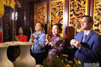 Lãnh đạo Ủy ban Trung ương Mặt trận Tổ quốc Việt Nam và các đại biểu mặt trận tiêu biểu dâng hương tưởng niệm các Vua Hùng.