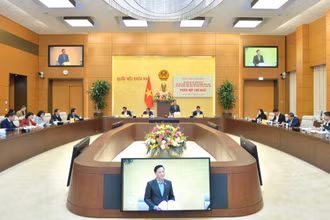 Phó Chủ tịch Quốc hội Nguyễn Khắc Định chủ trì Phiên họp thứ nhất Ban Chỉ đạo xây dựng Đề án đổi mới, hoàn thiện quy trình xây dựng pháp luật chuyên nghiệp, khoa học, kịp thời, khả thi, hiệu quả. (Ảnh: daibieunhandan.vn)