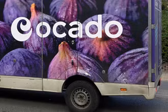 Một chiếc xe tải van giao hàng tạp hóa của Ocado chạy trên đường phố London, Vương quốc Anh, ngày 25/3/2023. (Ảnh: Reuters) 