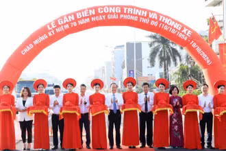 Các đại biểu cắt băng, phát lệnh thông xe hai tuyến đường.