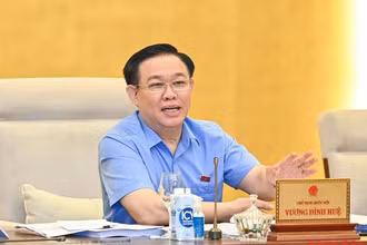 Chủ tịch Quốc hội Vương Đình Huệ phát biểu ý kiến tại phiên họp.