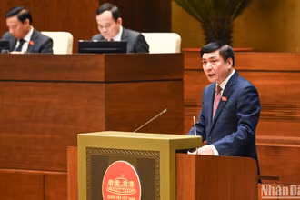 Tổng Thư ký Quốc hội, Chủ nhiệm Văn phòng Quốc hội Bùi Văn Cường trình bày báo cáo đánh giá kết quả hoạt động giám sát của Quốc hội năm 2023 và triển khai chương trình giám sát năm 2024. (Ảnh: DUY LINH)