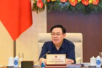 Chủ tịch Quốc hội Vương Đình Huệ cho ý kiến vào dự thảo Luật Đất đai (sửa đổi) trong phiên họp sáng 25/8. (Ảnh: DUY LINH)