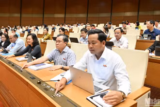 Đại biểu Quốc hội bấm nút thông qua Nghị quyết của Quốc hội về điều chỉnh, bổ sung dự toán ngân sách Nhà nước năm 2025. (Ảnh: THỦY NGUYÊN)