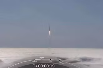 Một tên lửa SpaceX Falcon 9 mang theo 46 vệ tinh Internet Starlink đâm xuyên qua các đám mây phía trên Căn cứ Lực lượng Không gian Vandenberg ở California ngày 10/7. (Nguồn: SpaceX) 