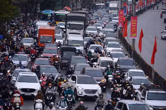 Đường Giải Phóng có thời điểm ùn ứ, nhưng các phương tiện vẫn có thể di chuyển được.