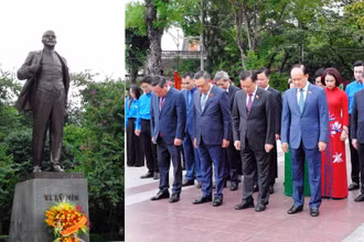 Đoàn đại biểu thành phố Hà Nội tưởng nhớ V.I.Lênin. (Ảnh: Viết Thành)