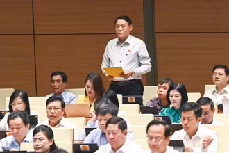 Đại biểu Nguyễn Thành Nam (đoàn Phú Thọ) phát biểu ý kiến thảo luận ở hội trường sáng 2/11. (Ảnh: DUY LINH)