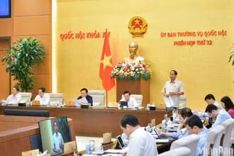 Phó Chủ tịch Quốc hội Trần Quang Phương phát biểu tại phiên họp sáng 16/4. (Ảnh: DUY LINH)
