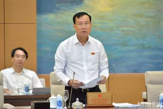 Chủ nhiệm Ủy ban Quốc phòng và An ninh Lê Tấn Tới báo cáo một số vấn đề lớn trong giải trình, tiếp thu, chỉnh lý dự thảo Luật. (Ảnh: DUY LINH)