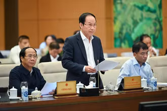 Phó Chủ tịch, Tổng Thư ký Ủy ban Trung ương Mặt trận Tổ quốc Việt Nam Lê Tiến Châu trình bày báo cáo tại phiên họp.