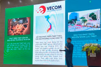Ông Đoàn Quốc Tâm, Trưởng Ban Hợp tác VECOM trình bày về phát triển thương mại điện tử bền vững và bảo vệ môi trường.