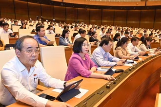 Quốc hội biểu quyết thông qua Luật sửa đổi, bổ sung một số điều của Luật Tần số vô tuyến điện. Ảnh: ĐĂNG KHOA