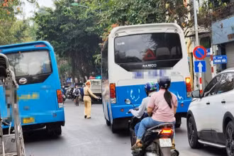 Lực lượng chức năng xử lý xe hợp đồng vi phạm tại khu vực phố cổ. (Ảnh: Chu Dũng)