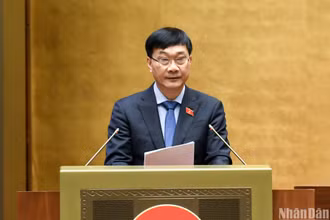 Chủ nhiệm Ủy ban Kinh tế của Quốc hội Vũ Hồng Thanh báo cáo giải trình, tiếp thu, chỉnh lý dự thảo Luật Kinh doanh bất động sản (sửa đổi). (Ảnh: DUY LINH)