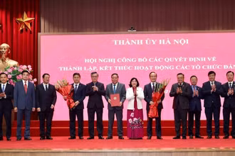 Bí thư Thành ủy Hà Nội Bùi Thị Minh Hoài trao quyết định thành lập Đảng bộ các cơ quan Đảng thành phố.