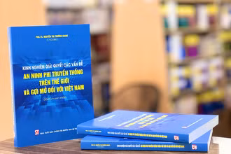 Cuốn sách "Kinh nghiệm giải quyết các vấn đề an ninh phi truyền thống trên thế giới và gợi mở đối với Việt Nam" vừa được Nhà xuất bản Chính trị quốc gia Sự thật ấn hành.
