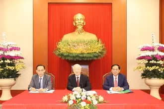 Tổng Bí thư Nguyễn Phú Trọng, Trưởng Ban Đối ngoại Trung ương Lê Hoài Trung và Bộ trưởng Ngoại giao Bùi Thanh Sơn tại cuộc điện đàm với Tổng thống Pháp Emmanuel Macron. (Ảnh: TTXVN)