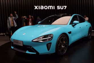 SU7, dòng xe điện đầu tiên do Xiaomi sản xuất, được trưng bày tại một sự kiện ở Bắc Kinh, Trung Quốc ngày 28/12/2023. Ảnh: Reuters