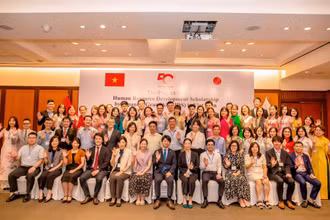 Học viên JDS chụp ảnh lưu niệm cùng các đại biểu/khách mời tại Lễ chia tay học viên JDS 2022.