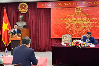 Phó Chủ tịch Quốc hội Nguyễn Khắc Định phát biểu tại buổi gặp mặt đại diện cộng đồng người Việt tại Malaysia.