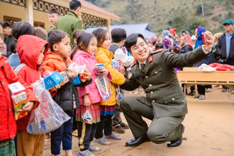 Đồng chí Dương Hải Anh, Trưởng Ban Thanh niên Công an tỉnh Sơn La, Chủ nhiệm Dự án "Hạnh phúc cho em" chụp hình cùng các em nhỏ trong một chuyến thiện nguyện lên vùng cao Sơn La.