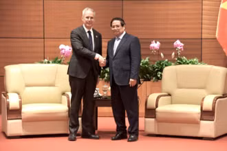 Thủ tướng Chính phủ Phạm Minh Chính và ông Scott Morris, Phó Chủ tịch Ngân hàng Phát triển châu Á (ADB) - Ảnh: TRẦN HẢI