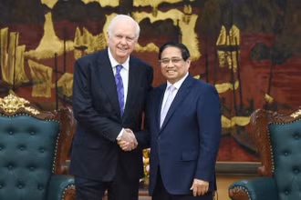 Thủ tướng Chính phủ Phạm Minh Chính và ông Thomas J. Vallely, Cố vấn Cấp cao về Việt Nam tại Viện Đông Nam Á của Đại học Columbia (Hoa Kỳ). (Ảnh: TRẦN HẢI)