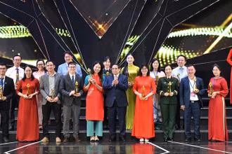 Thủ tướng Phạm Minh Chính vinh danh các tác phẩm đạt Giải Vàng của Liên hoan Truyền hình toàn quốc lần thứ 42. (Ảnh: THANH GIANG)