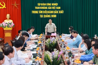 Thủ tướng Phạm Minh Chính chủ trì buổi làm việc với các bộ, ngành, tỉnh Quảng Ninh, Tập đoàn Điện lực Việt Nam, Tập đoàn Công nghiệp Than-Khoáng sản Việt Nam, Tổng công ty Đông Bắc về tình hình sản xuất, cung ứng điện và khai thác, cung ứng than cho sản xuất điện. (Ảnh: Dương Giang)
