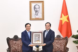 Phó Thủ tướng Trần Lưu Quang và Tổng Giám đốc Tổ hợp Samsung Việt Nam Choi Joo Ho. (Ảnh: VGP)