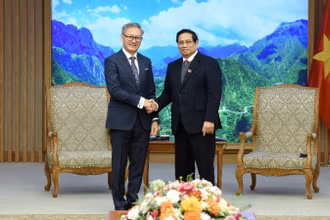 Thủ tướng Phạm Minh Chính và Bộ trưởng Ngoại giao Lào Thongsavanh Phomvihane (Ảnh: TRẦN HẢI).