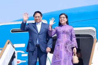 Thủ tướng Phạm Minh Chính và Phu nhân cùng Đoàn đại biểu cấp cao Việt Nam tới Riyadh, thủ đô Saudi Arabia bắt đầu chuyến công tác tham dự Hội nghị Sáng kiến đầu tư tương lai lần thứ 8 và thăm làm việc tại Vương quốc Saudi Arabia. (Ảnh: Nhật Bắc/VGP)