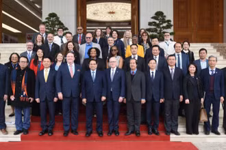 Thủ tướng Phạm Minh Chính và lãnh đạo các trường đại học của Hoa Kỳ. (Ảnh: TRẦN HẢI)