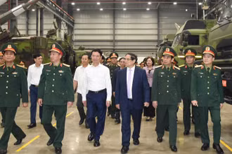 Thủ tướng Phạm Minh Chính thị sát một số sản phẩm công nghiệp quốc phòng do Tập đoàn Viettel nghiên cứu, chế tạo. (Ảnh: TRẦN HẢI)