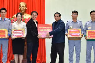 Thủ tướng Phạm Minh Chính tặng quà động ngũ người lao động của Tập đoàn THACO.