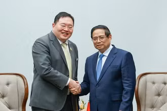 Thủ tướng Phạm Minh Chính tiếp ông Thammasak Sethaudom, Chủ tịch và Tổng Giám đốc Điều hành của Tập đoàn SCG. (Ảnh: TRẦN HẢI)
