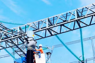 Cán bộ, công nhân Truyền tải điện Bình Thuận thay thế kẹp cực TI532 tại Trạm biến áp 500kV Vĩnh Tân. 
