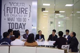 Giáo sư, Tiến sĩ Khoa học Nguyễn Đình Đức (ở giữa) cùng các nghiên cứu viên.