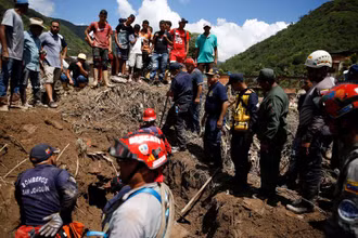 Lực lượng cứu hộ thực hiện các công tác sau lũ lụt ở Las Tejerias, bang Aragua, Venezuela, ngày 10/10/2022. Ảnh: REUTERS